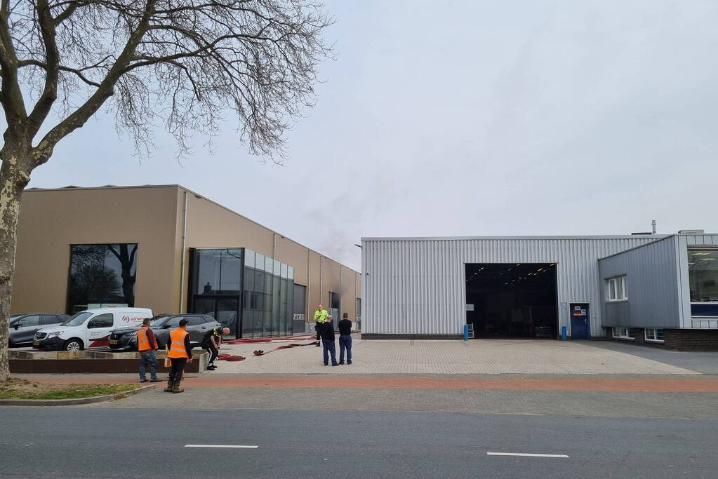 Zwarte rookwolken uit bedrijfspand van Vahsen Constructies