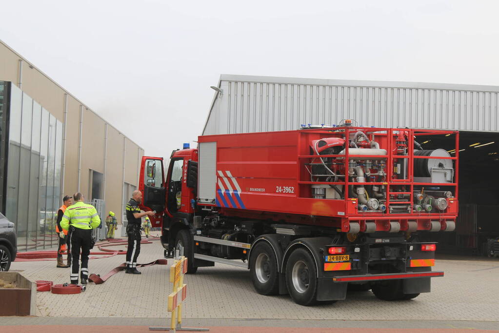 Zwarte rookwolken uit bedrijfspand van Vahsen Constructies