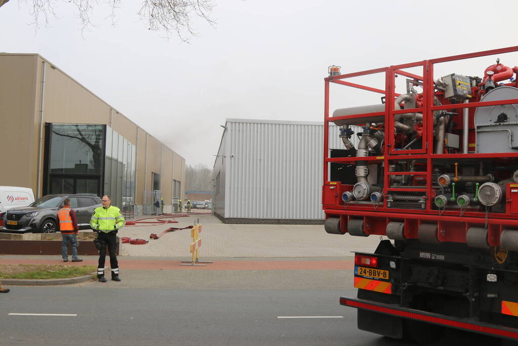 Zwarte rookwolken uit bedrijfspand van Vahsen Constructies