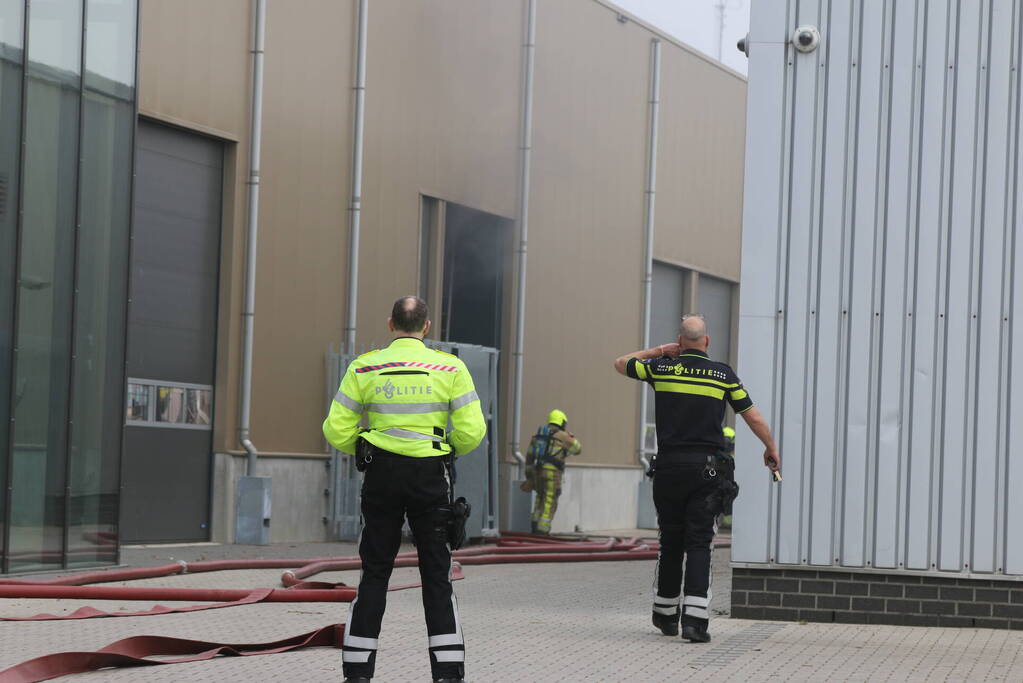 Zwarte rookwolken uit bedrijfspand van Vahsen Constructies