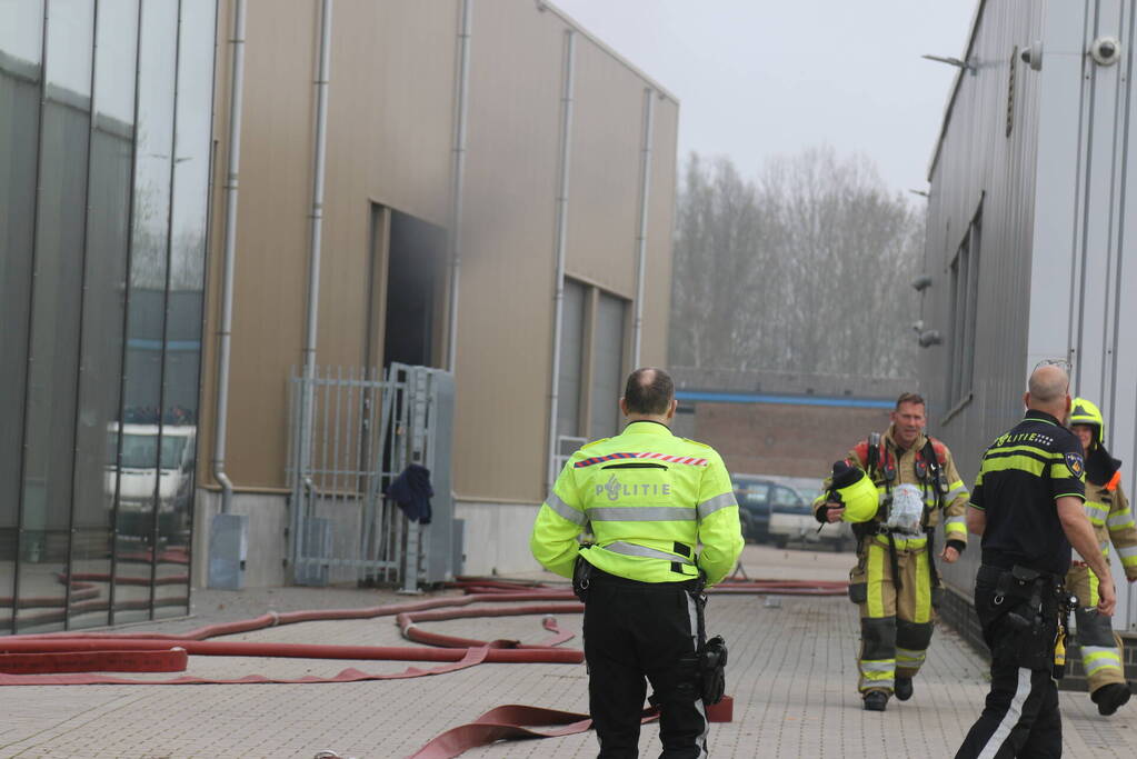 Zwarte rookwolken uit bedrijfspand van Vahsen Constructies