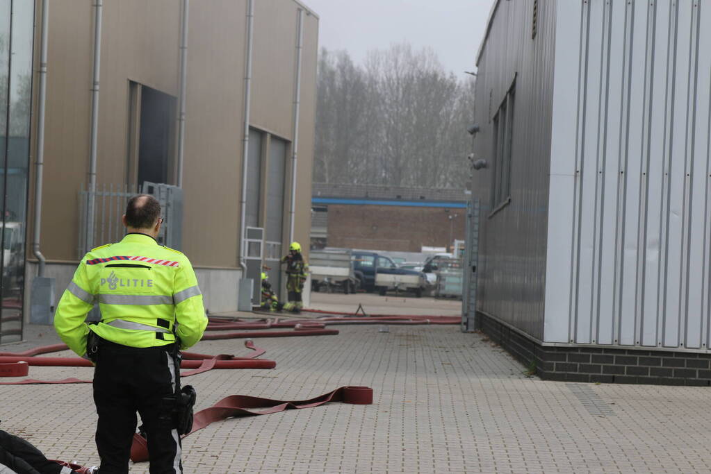 Zwarte rookwolken uit bedrijfspand van Vahsen Constructies