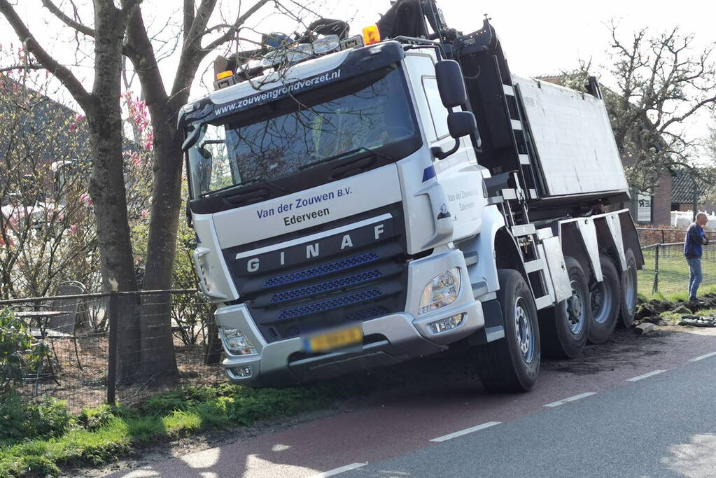 Vrachtwagen in de sloot