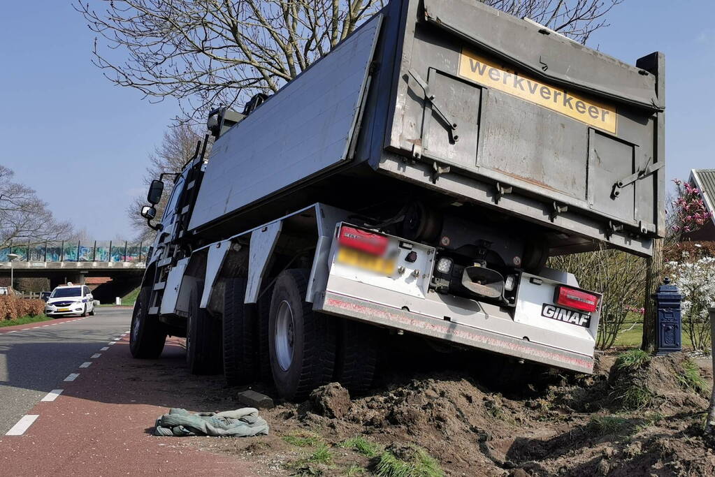 Vrachtwagen in de sloot