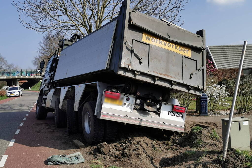Vrachtwagen in de sloot
