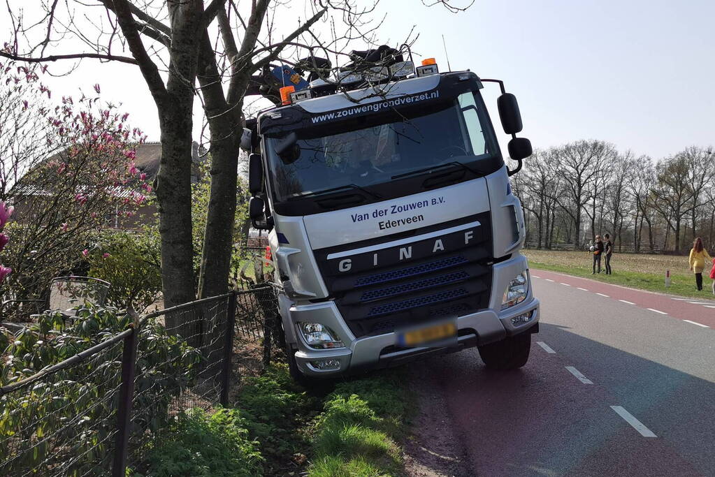 Vrachtwagen in de sloot