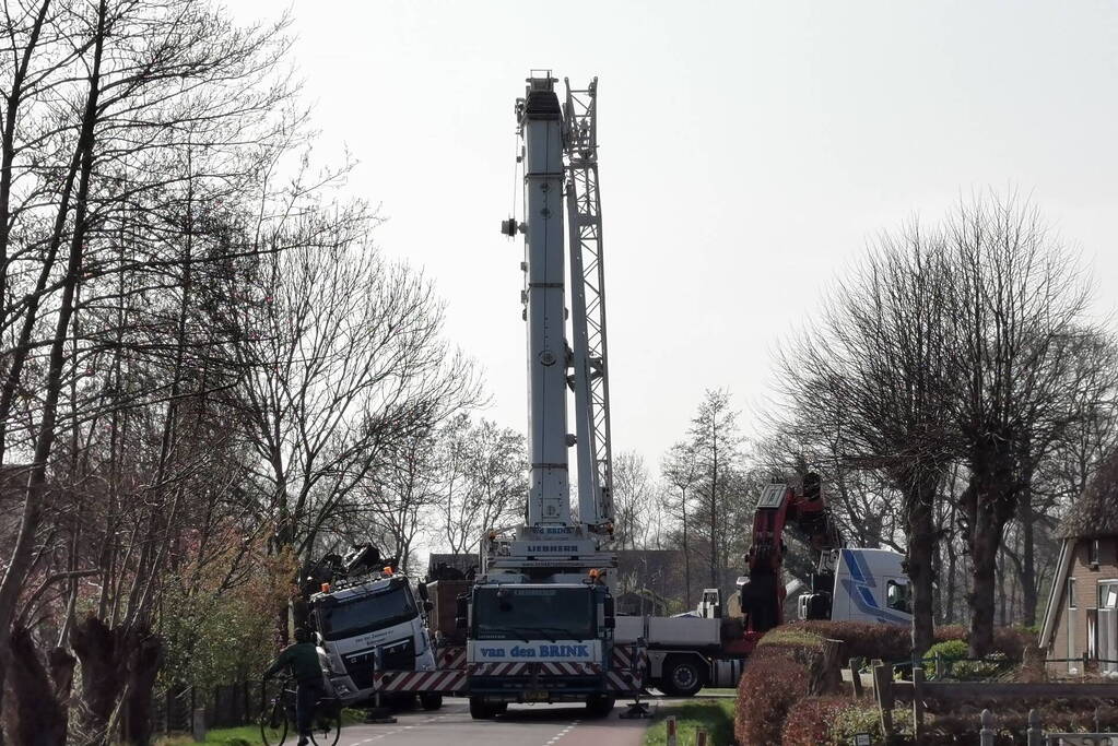 Vrachtwagen in de sloot