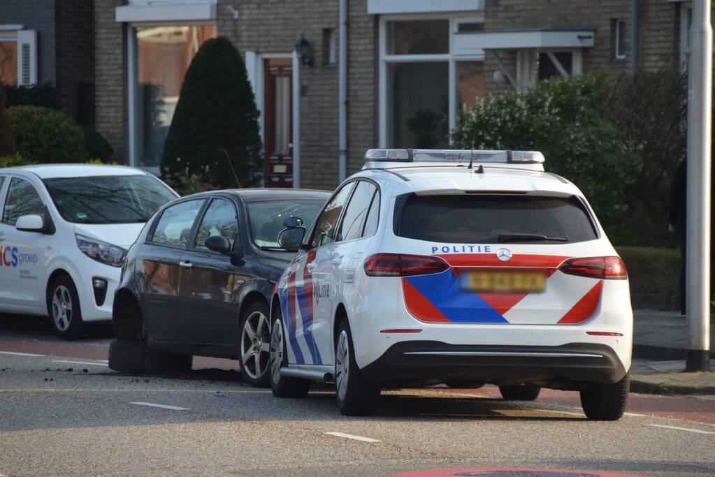 Politie ramt auto na achtervolging