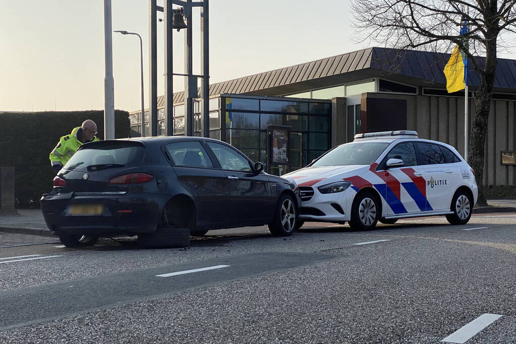 Politie ramt auto na achtervolging