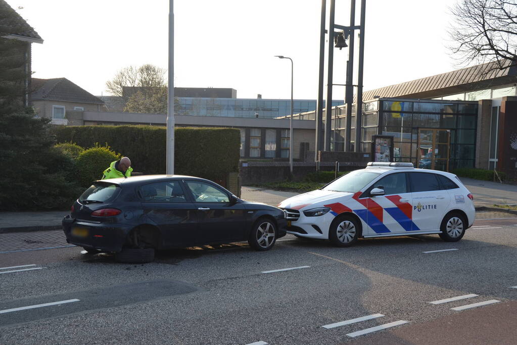 Politie ramt auto na achtervolging