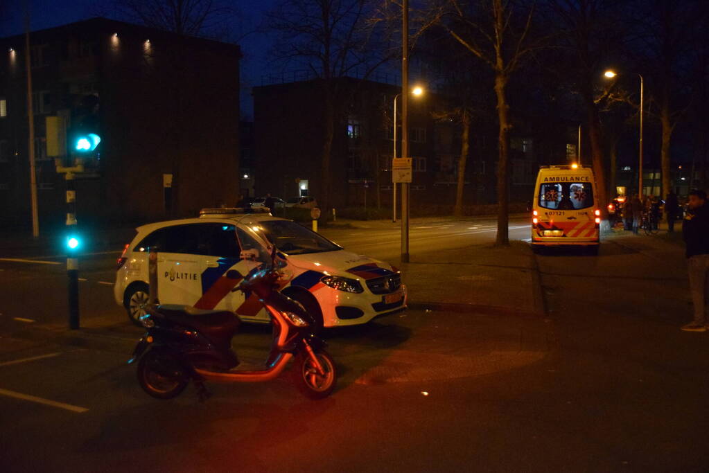 Botsing tussen personenauto en scooterrijder