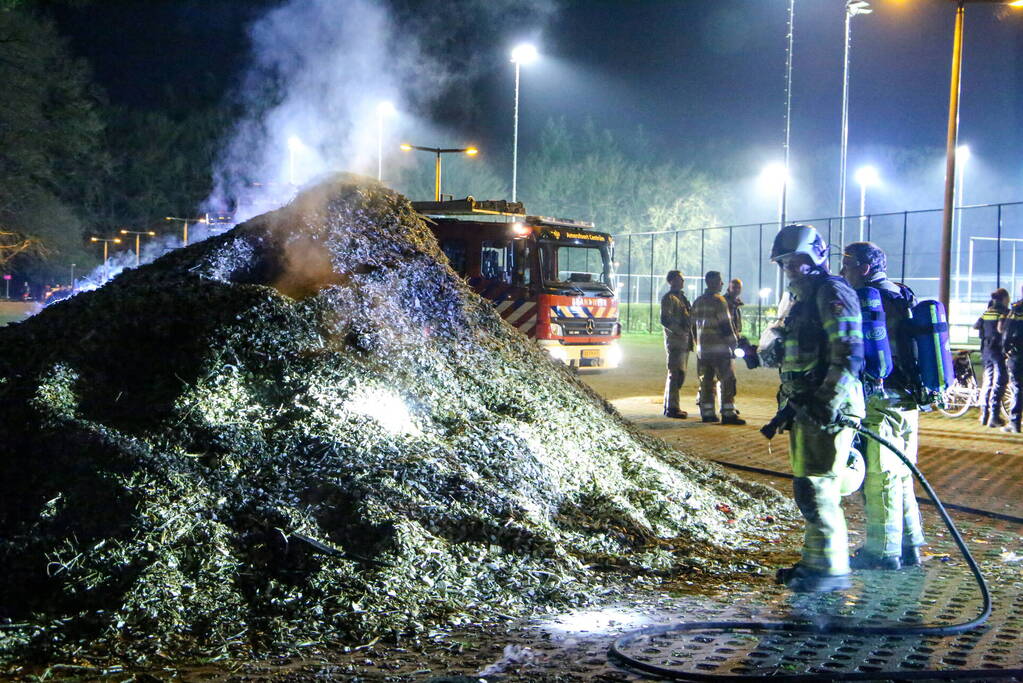 Broei in stapel houtsnippers zorgt voor brandweerinzet