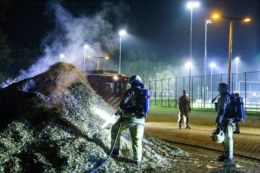 Broei in stapel houtsnippers zorgt voor brandweerinzet