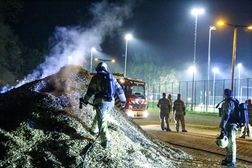 Broei in stapel houtsnippers zorgt voor brandweerinzet