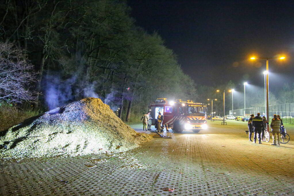 Broei in stapel houtsnippers zorgt voor brandweerinzet