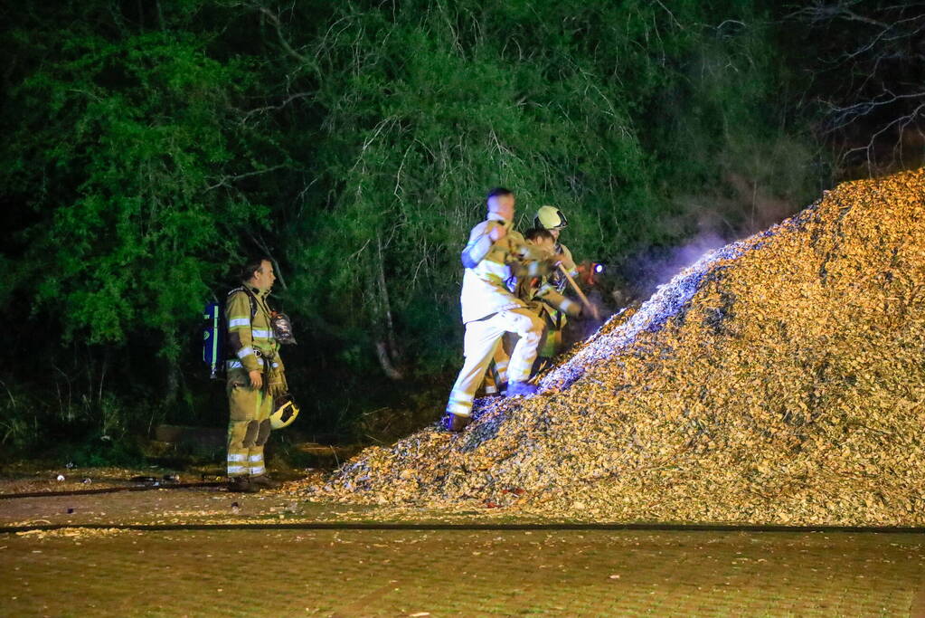 Broei in stapel houtsnippers zorgt voor brandweerinzet