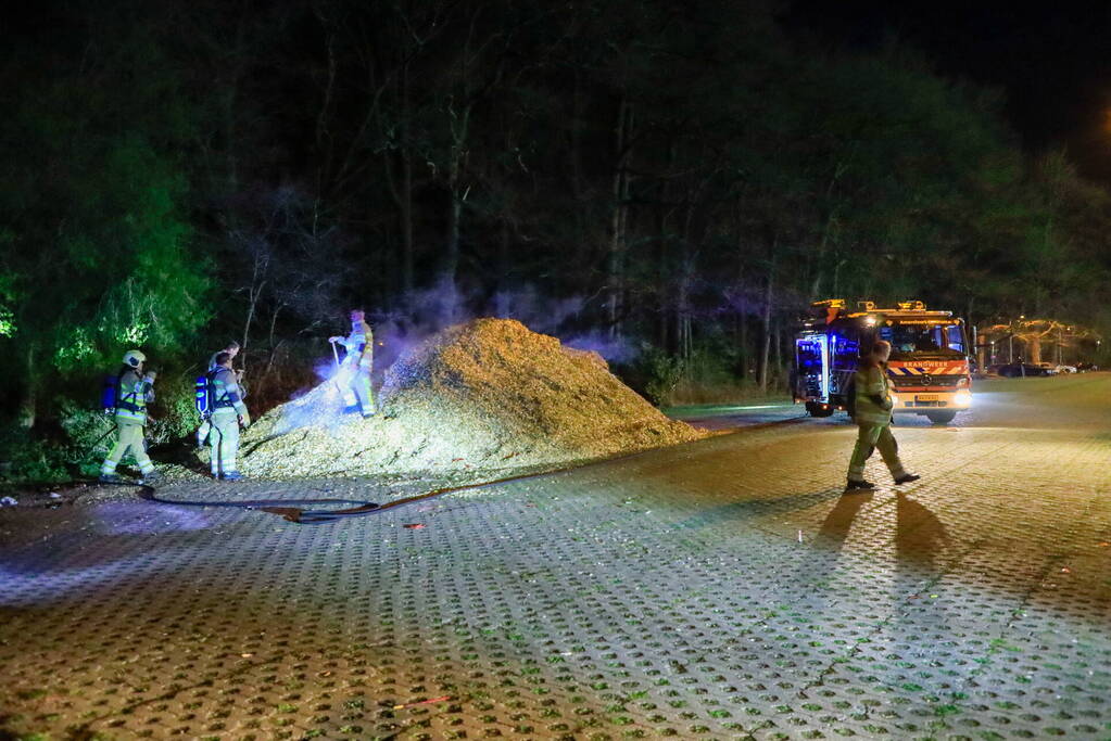 Broei in stapel houtsnippers zorgt voor brandweerinzet