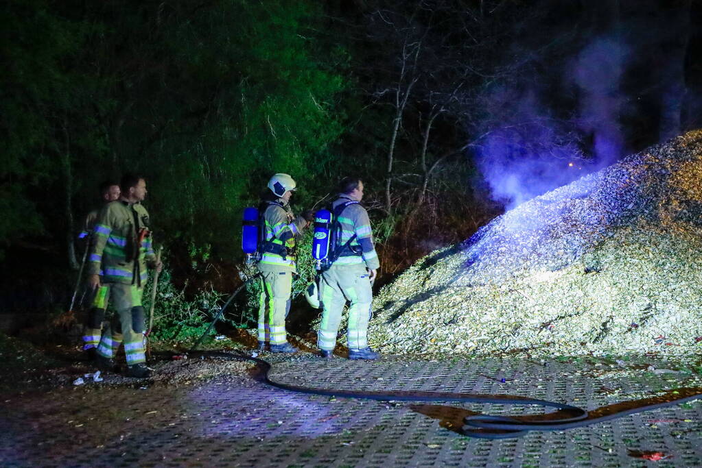 Broei in stapel houtsnippers zorgt voor brandweerinzet