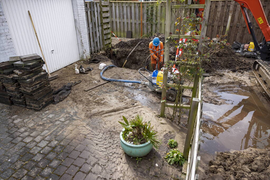 Modderpoel na waterleidingbreuk