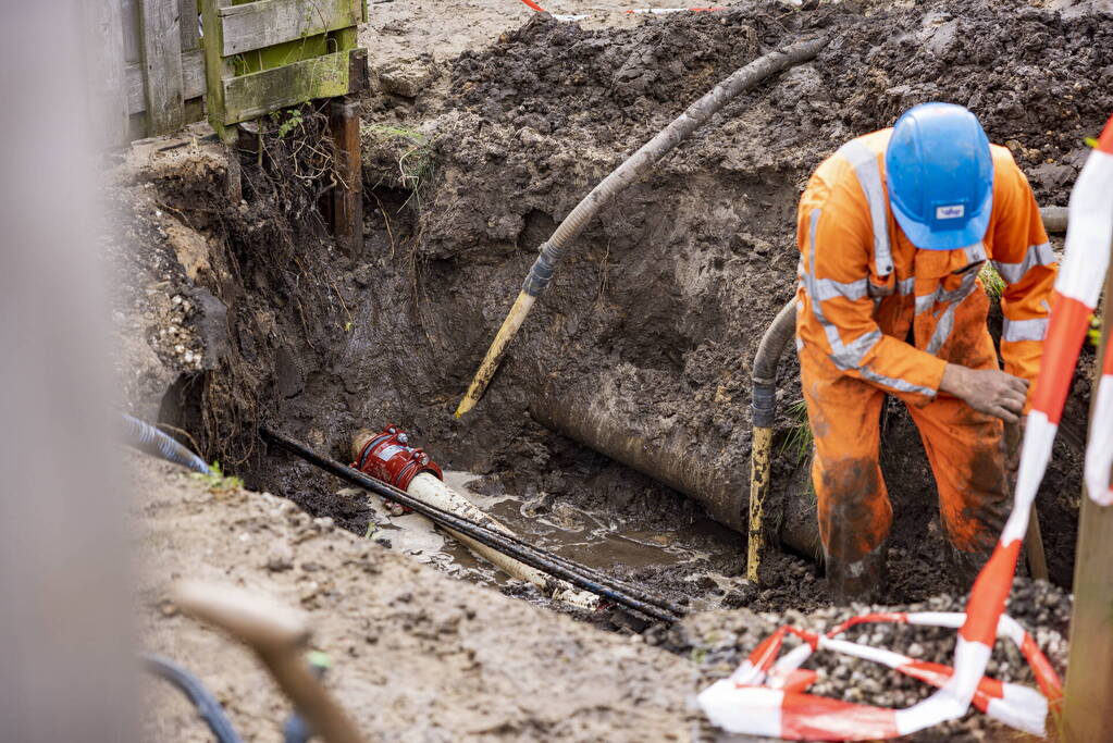 Modderpoel na waterleidingbreuk