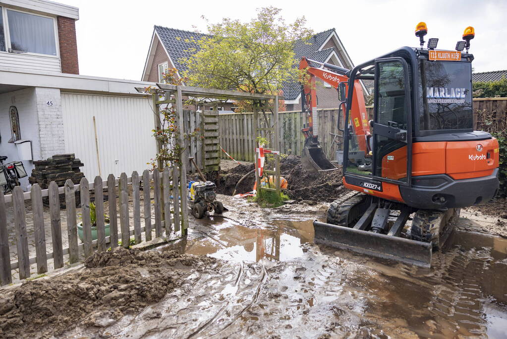 Modderpoel na waterleidingbreuk