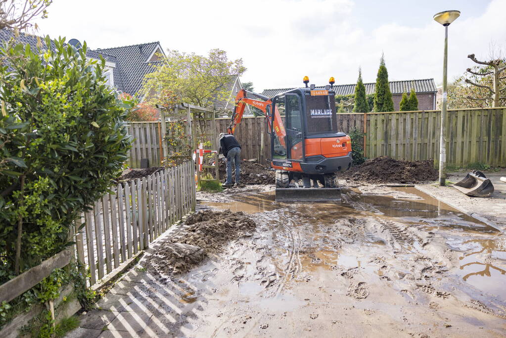 Modderpoel na waterleidingbreuk