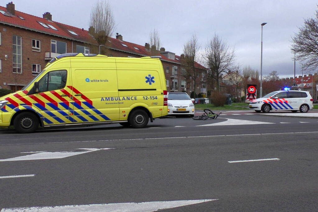 Overstekende mountainbiker aangereden door auto