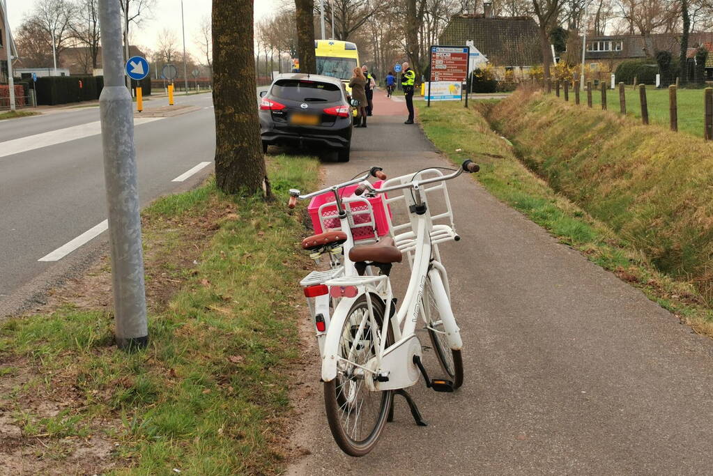Twee fietsers aangereden door brommerrijder