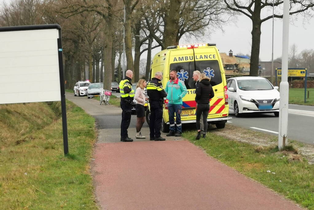 Twee fietsers aangereden door brommerrijder