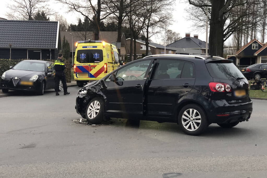 Twee auto's botsen op kruising