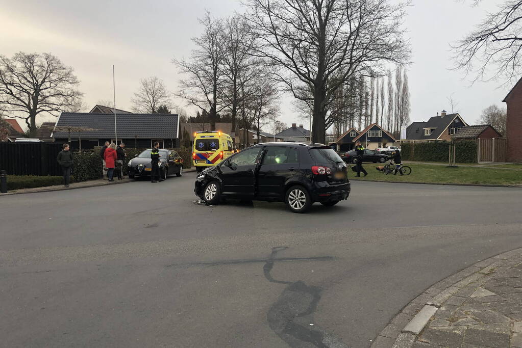 Twee auto's botsen op kruising