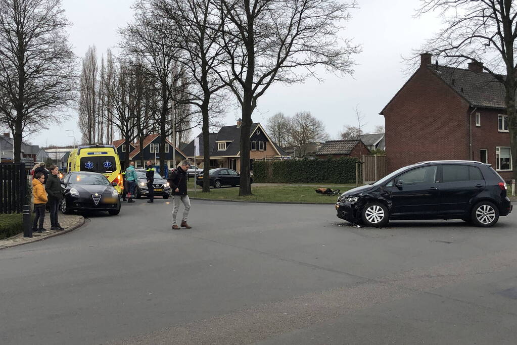 Twee auto's botsen op kruising