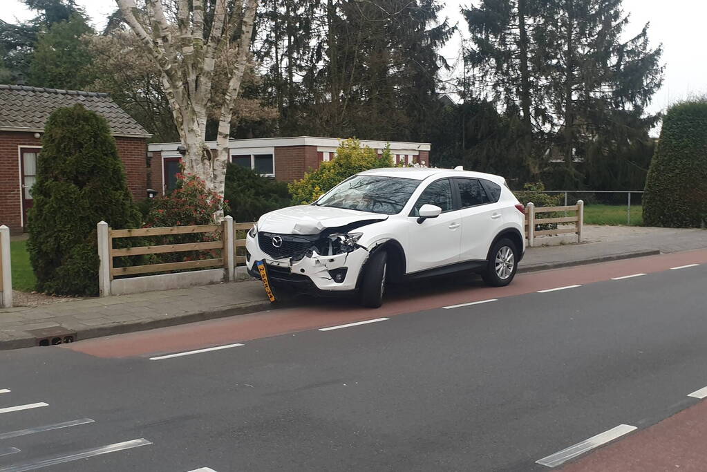 Twee auto's botsen op kruising