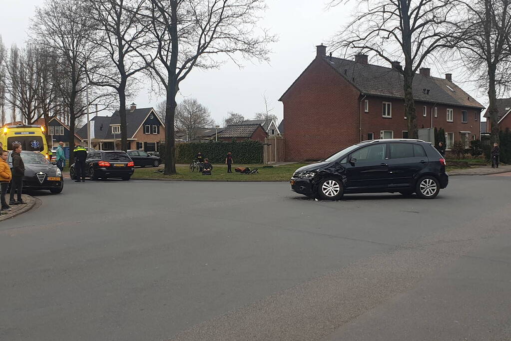 Twee auto's botsen op kruising