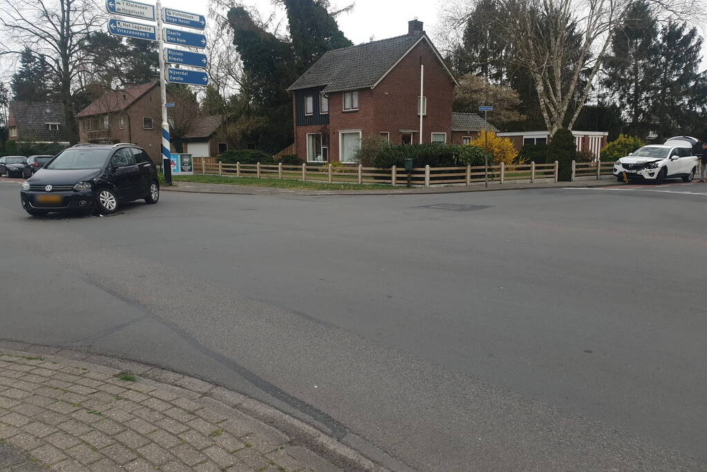 Twee auto's botsen op kruising