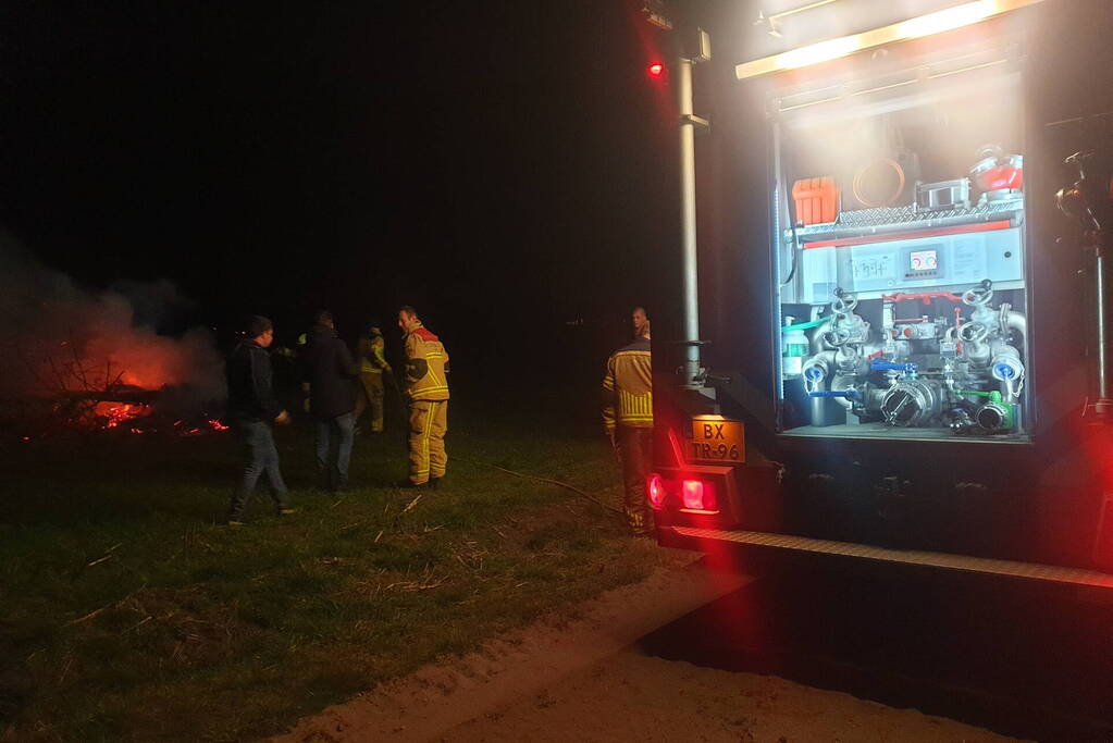 Bomen in brand op weiland