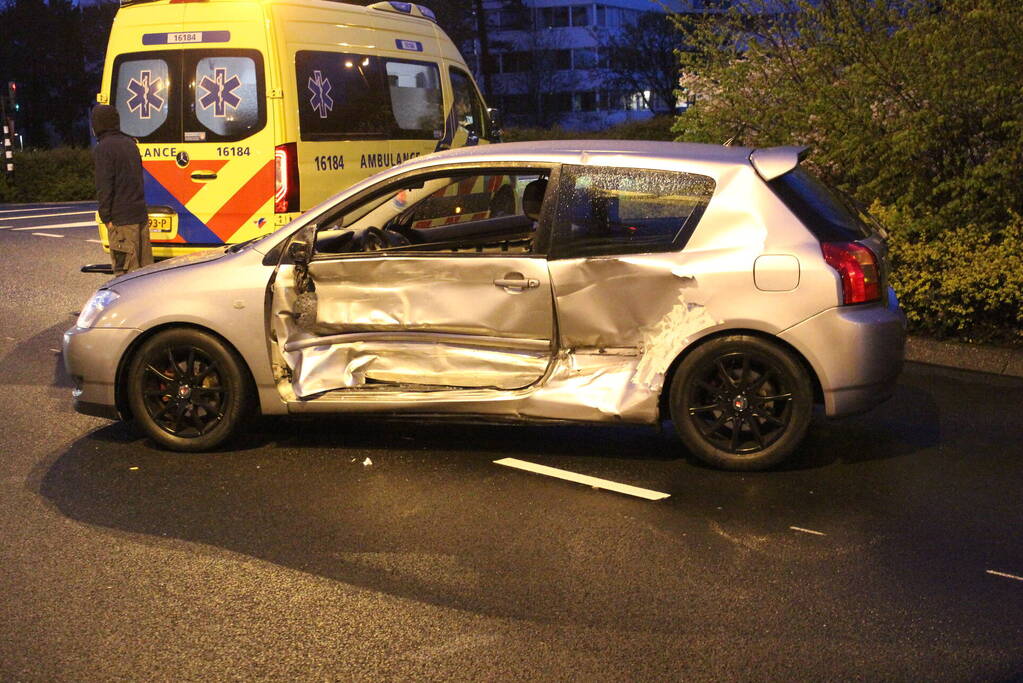 Bestelbus en personenwagen botsen op kruising