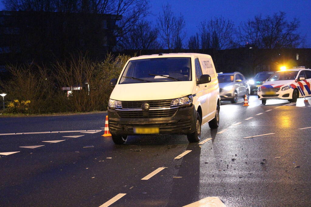 Bestelbus en personenwagen botsen op kruising