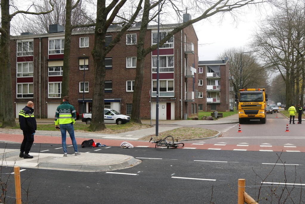 Fietser ernstig gewond door botsing met vrachtwagen