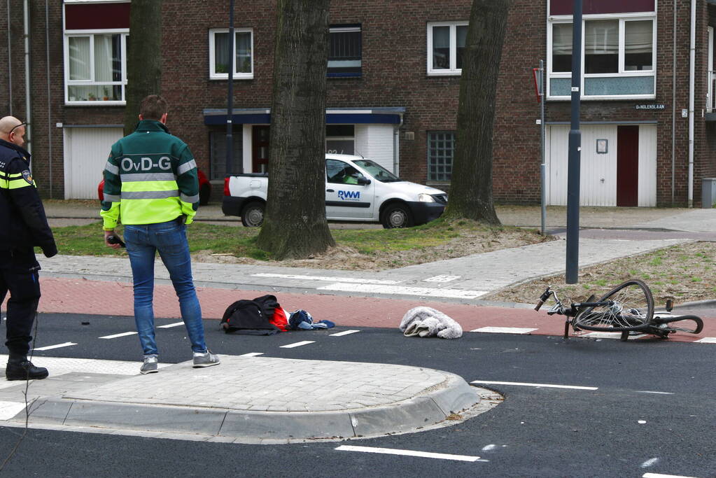 Fietser ernstig gewond door botsing met vrachtwagen