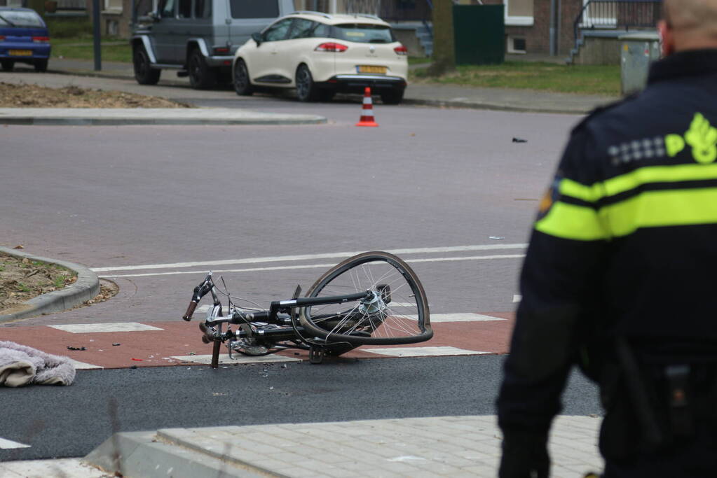 Fietser ernstig gewond door botsing met vrachtwagen