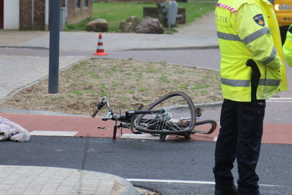 Fietser ernstig gewond door botsing met vrachtwagen