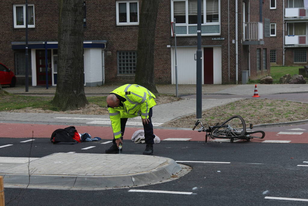 Fietser ernstig gewond door botsing met vrachtwagen