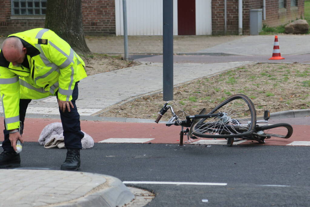 Fietser ernstig gewond door botsing met vrachtwagen