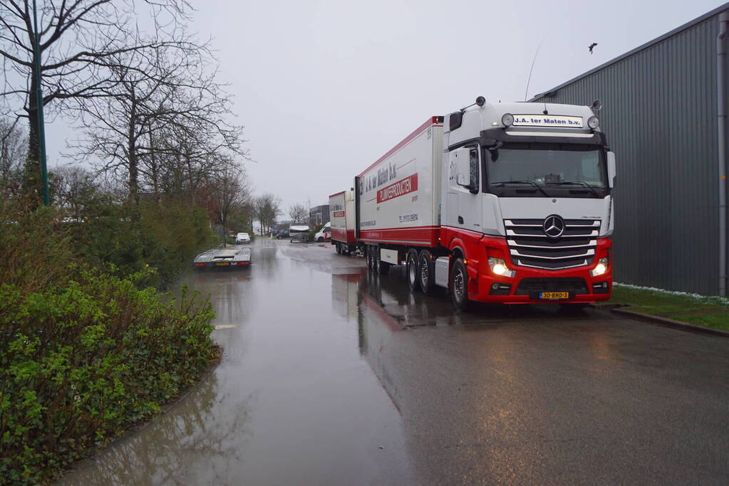 Waterballet op bedrijventerrein De Kronkels na breuk in waterleiding