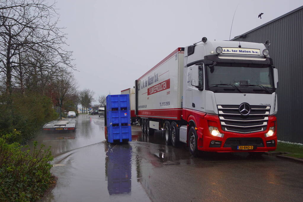 Waterballet op bedrijventerrein De Kronkels na breuk in waterleiding