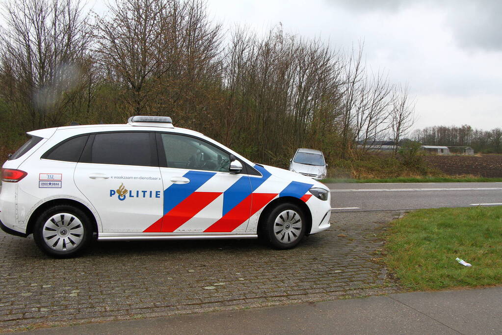 Auto raakt van de weg en belandt in bosjes