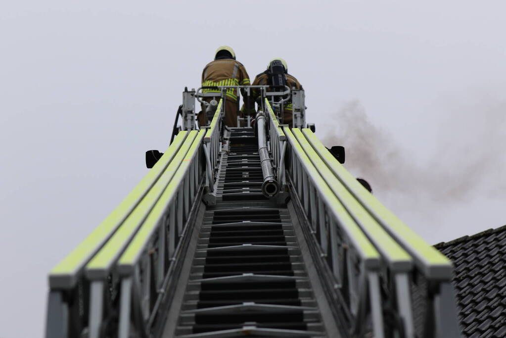 Zwarte rookontwikkeling bij schoorsteenbrand