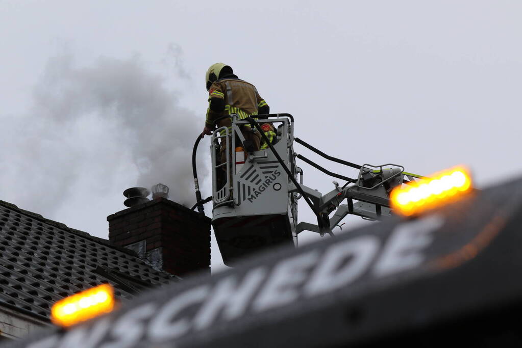 Zwarte rookontwikkeling bij schoorsteenbrand