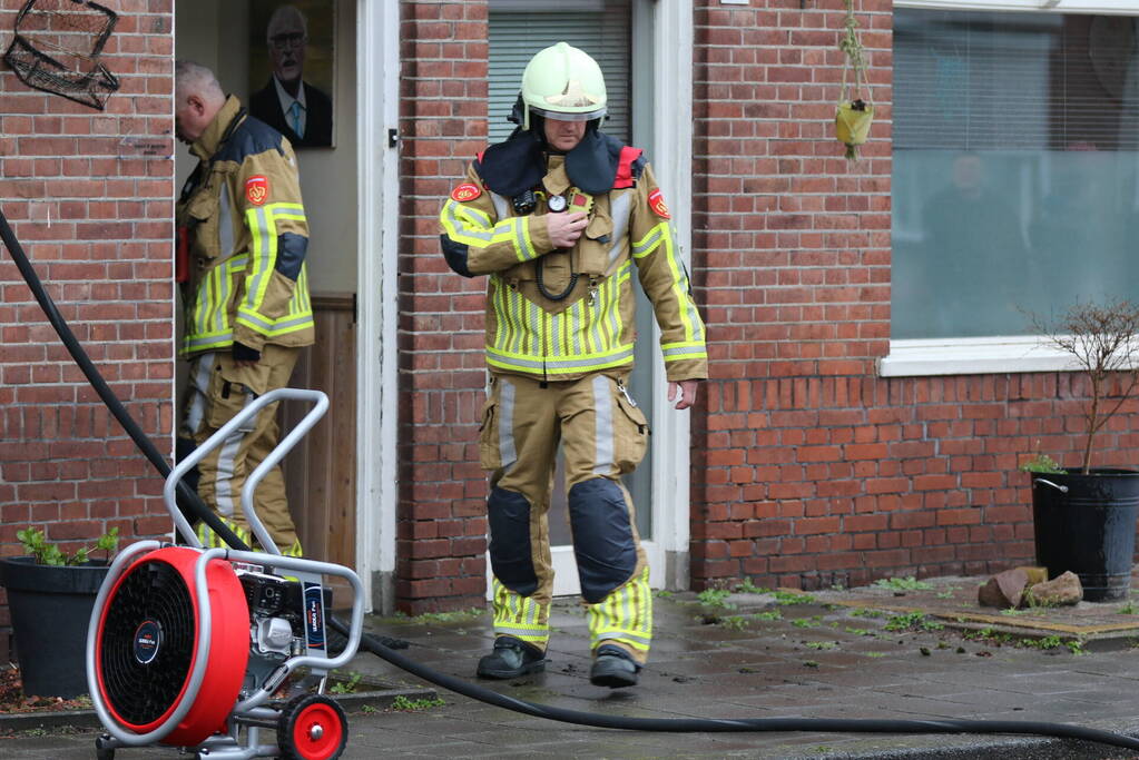 Zwarte rookontwikkeling bij schoorsteenbrand